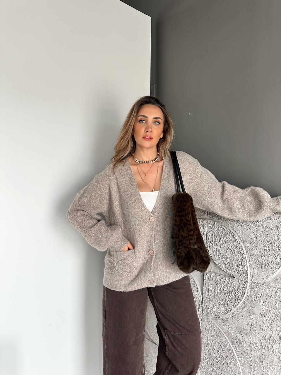 Bej Fiyonk İşlemeli Yumoş Hırka