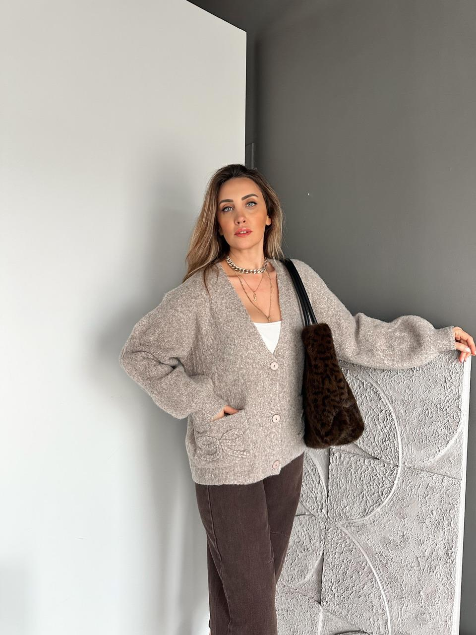 Bej Fiyonk İşlemeli Yumoş Hırka