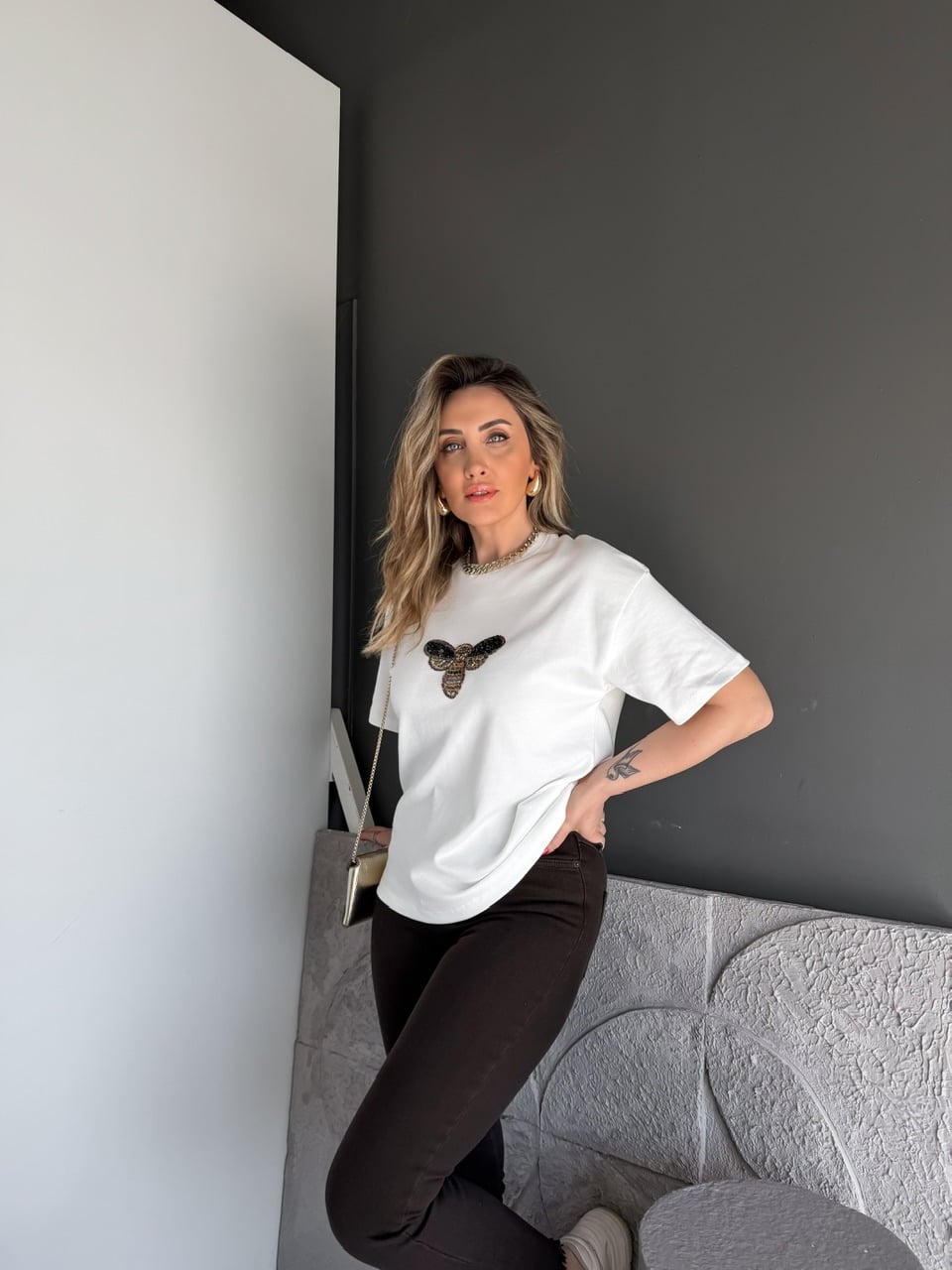 Beyaz Arı İşlemeli Cotton Tshirt