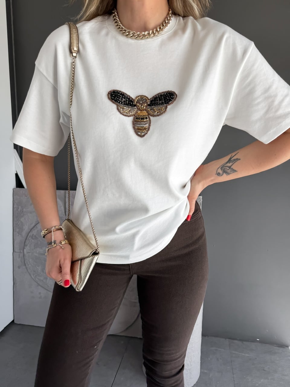 Beyaz Arı İşlemeli Cotton Tshirt
