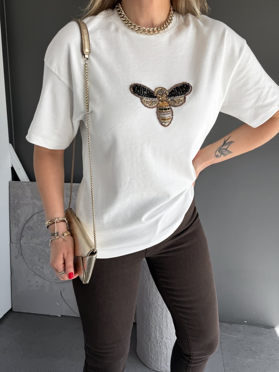 Beyaz Arı İşlemeli Cotton Tshirt