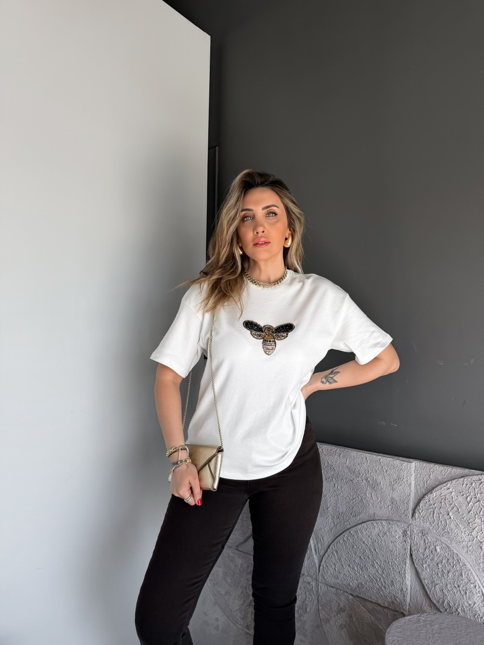 Beyaz Arı İşlemeli Cotton Tshirt