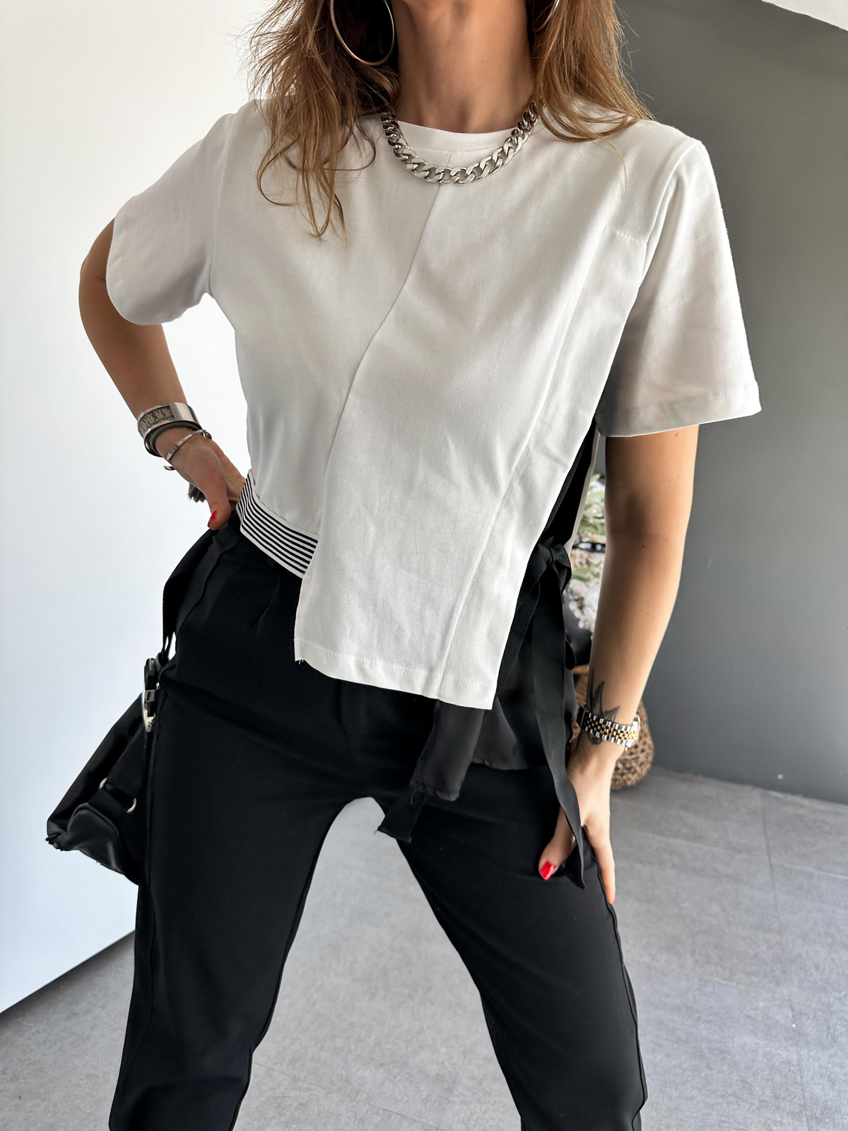 Beyaz Asimetrik Bağlamalı Tshirt 