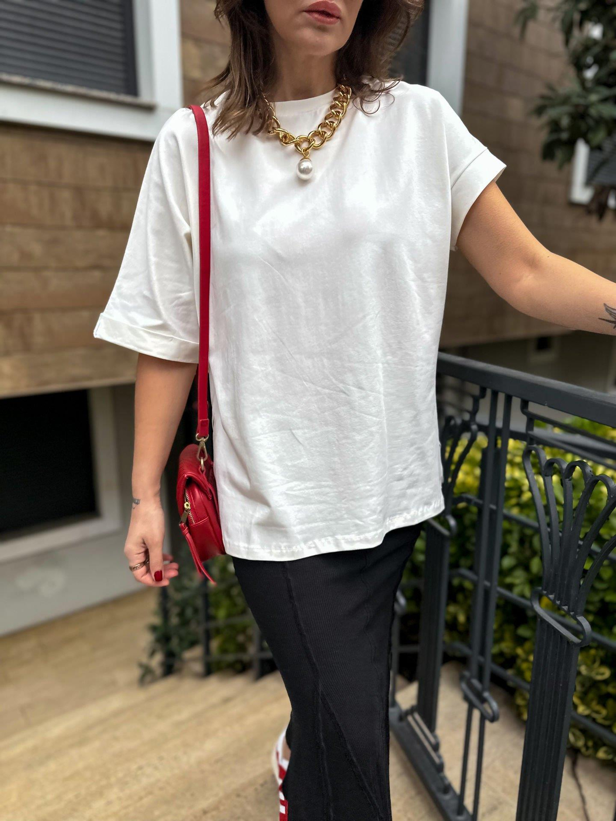 Beyaz Asimetrik Kollu Tshirt