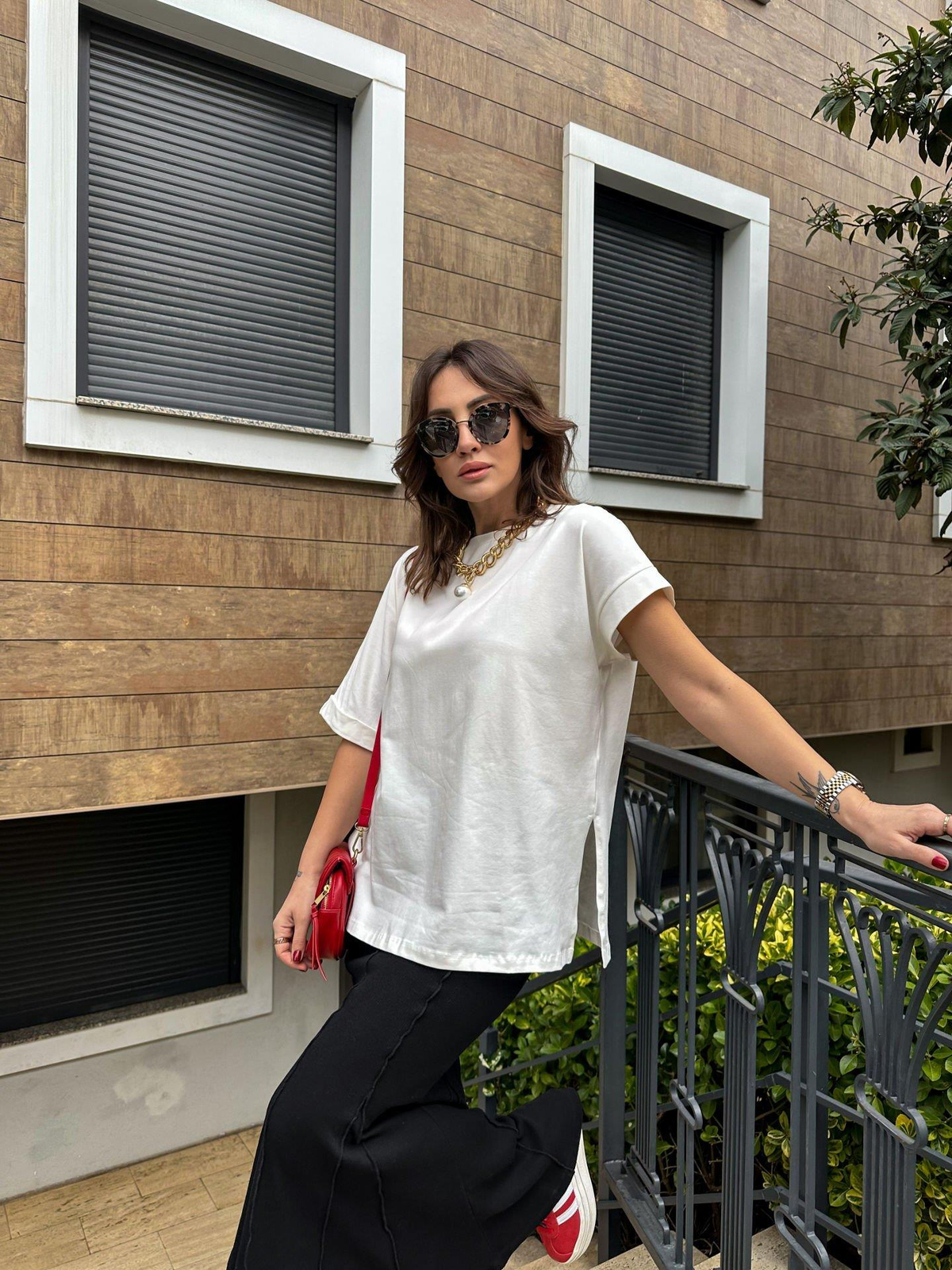 Beyaz Asimetrik Kollu Tshirt
