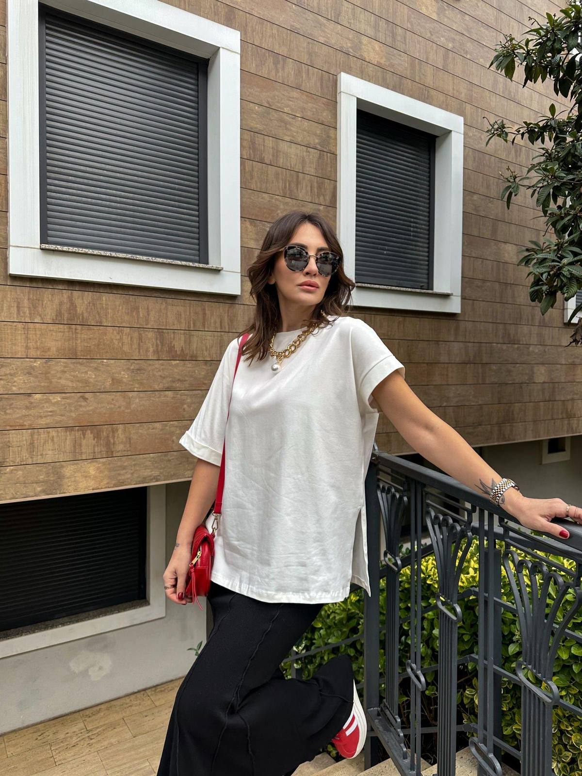 Beyaz Asimetrik Kollu Tshirt