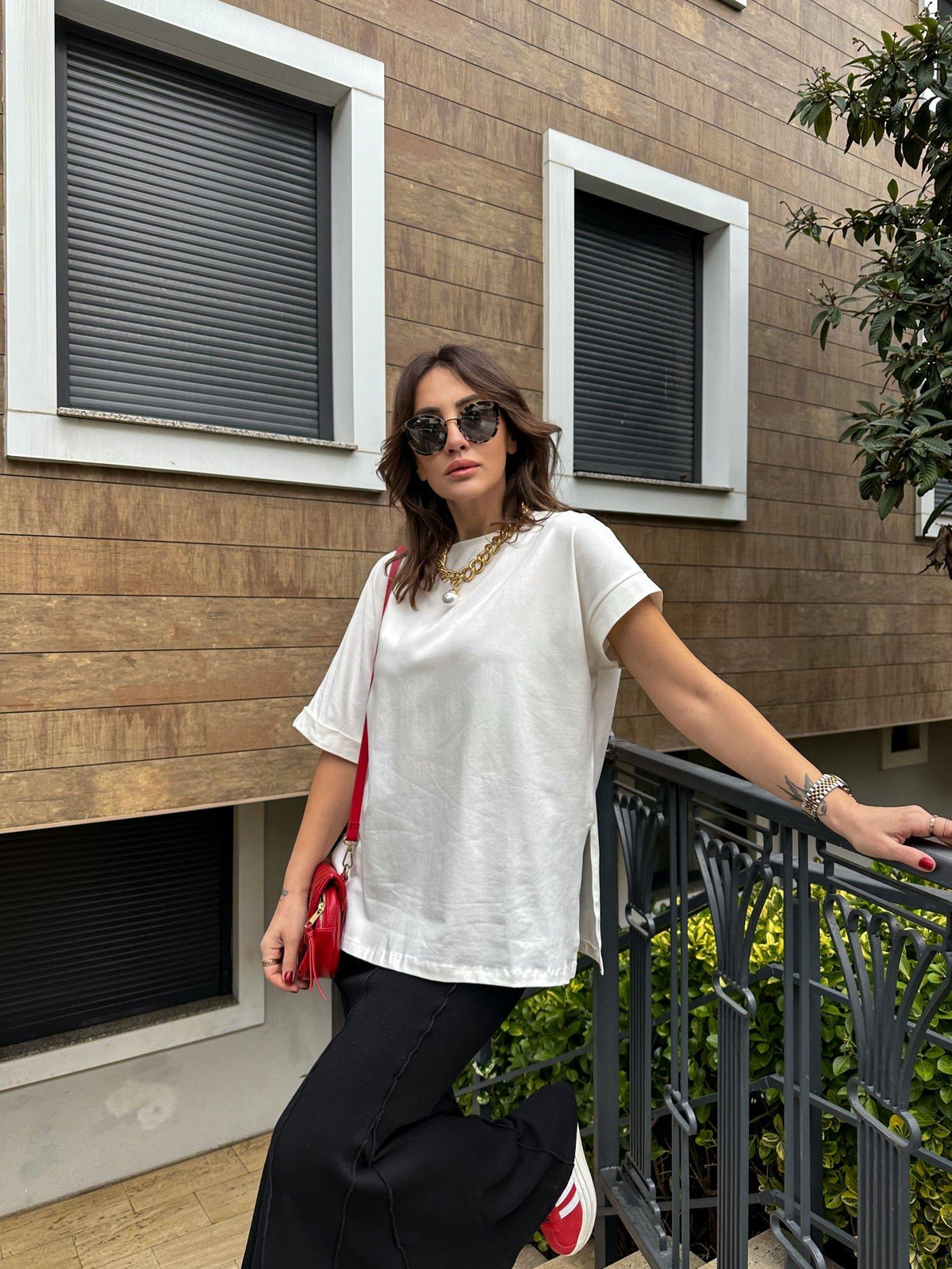 Beyaz Asimetrik Kollu Tshirt