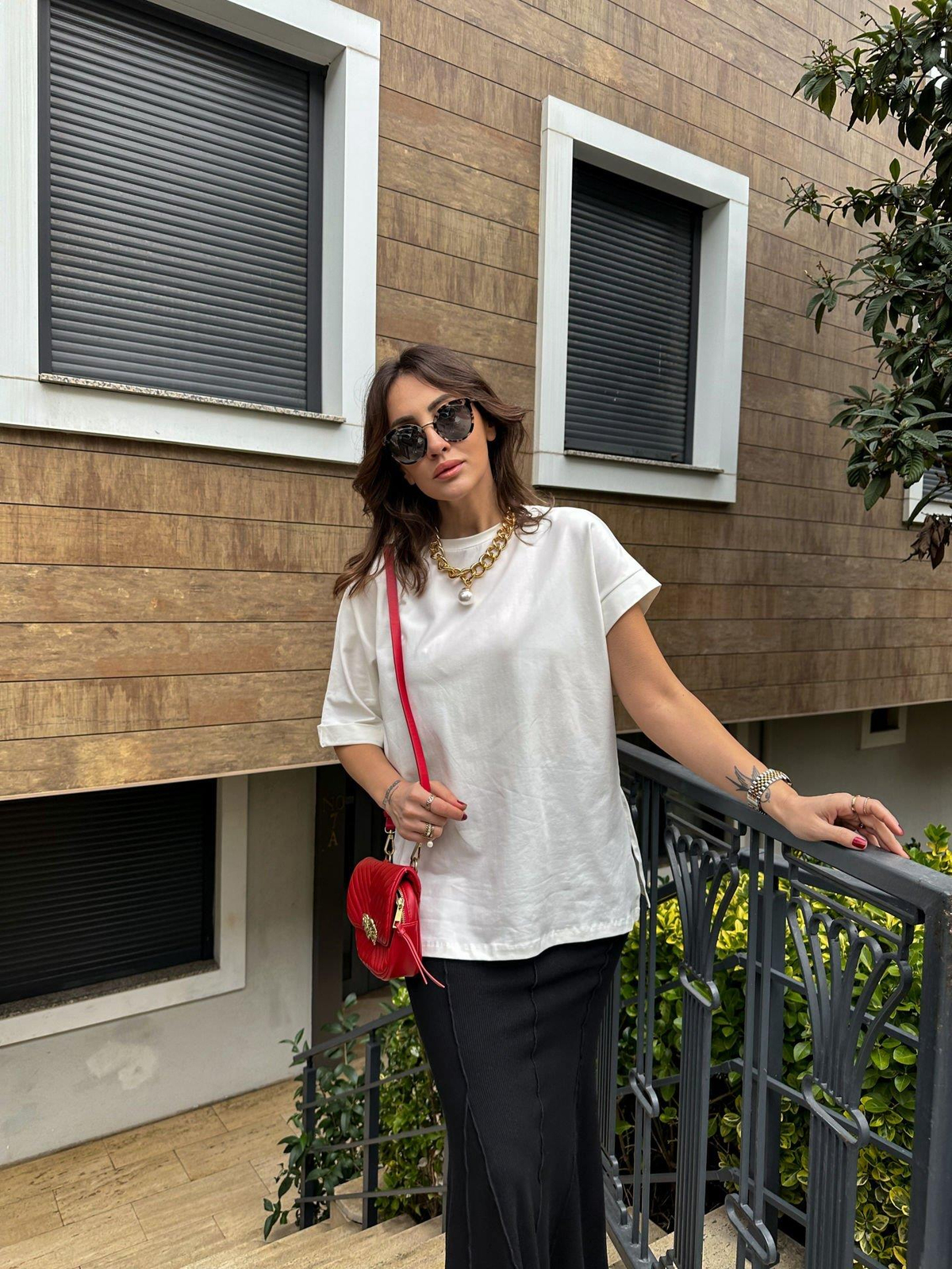 Beyaz Asimetrik Kollu Tshirt