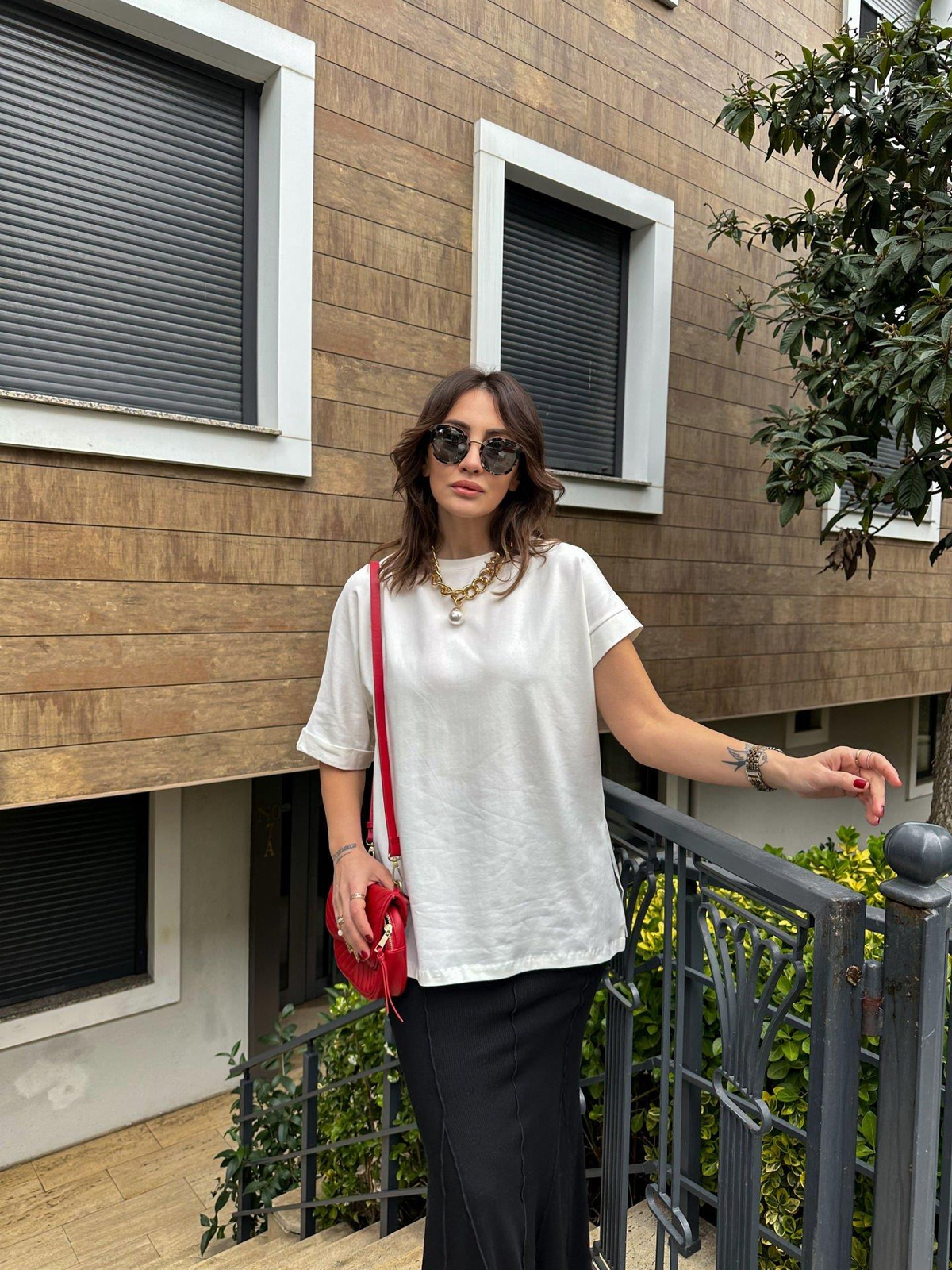 Beyaz Asimetrik Kollu Tshirt
