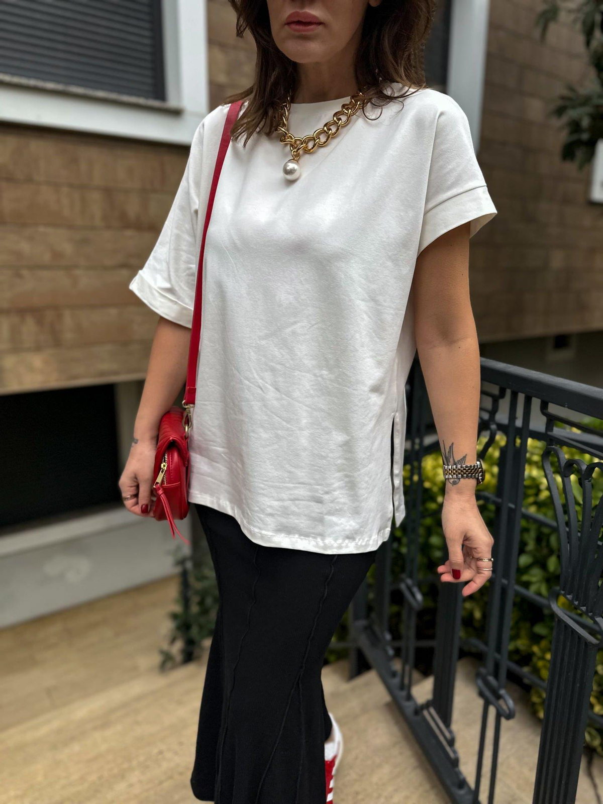 Beyaz Asimetrik Kollu Tshirt