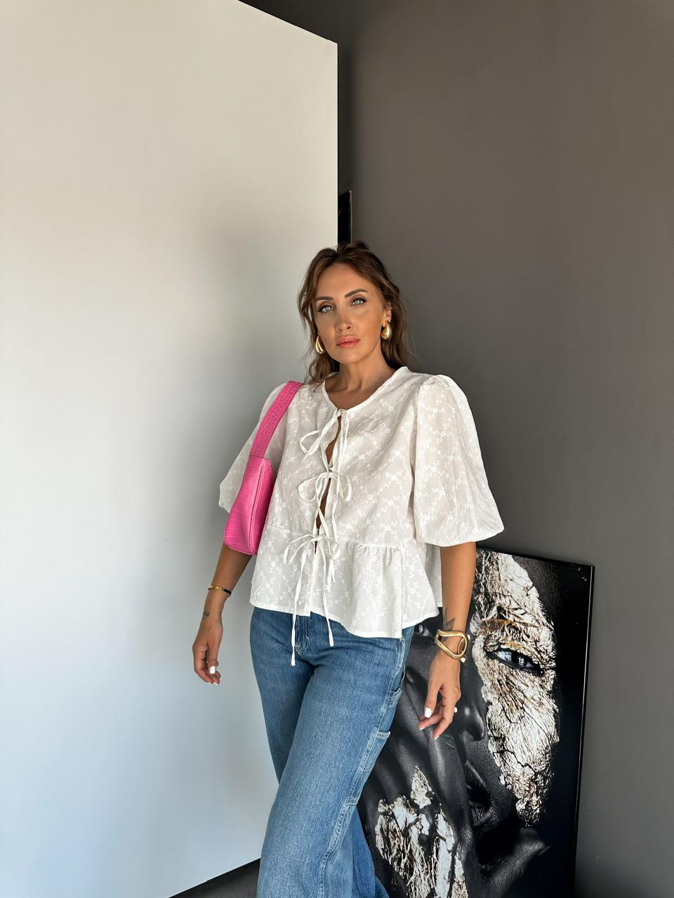 Beyaz Bağcıklı Fistolu Bluz