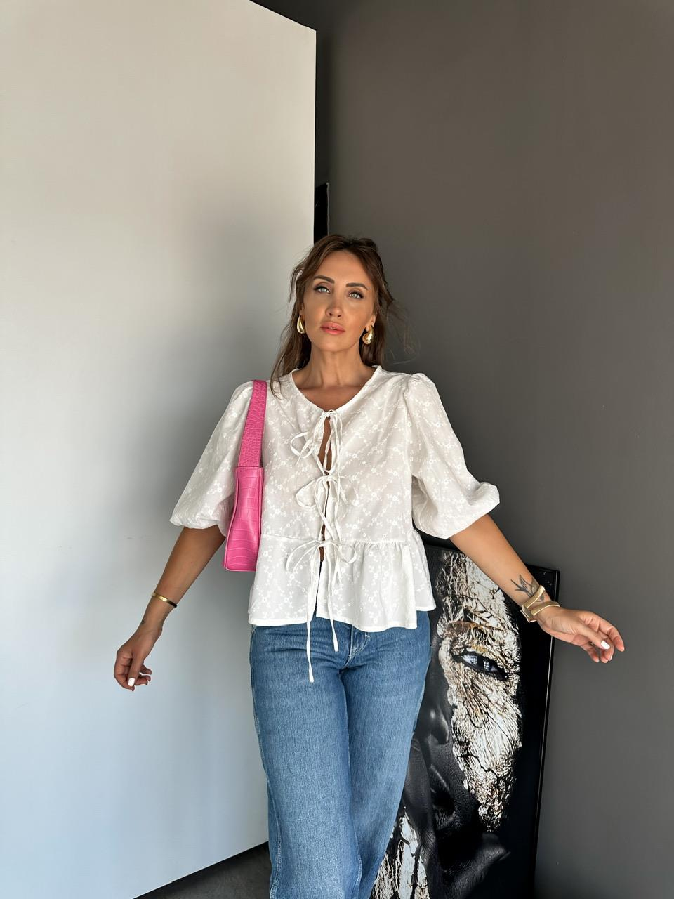Beyaz Bağcıklı Fistolu Bluz