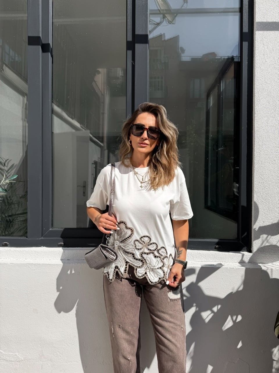 Beyaz Beli Nakışlı Marka Model Tshirt