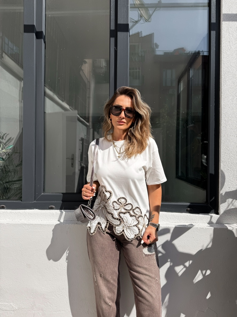 Beyaz Beli Nakışlı Marka Model Tshirt