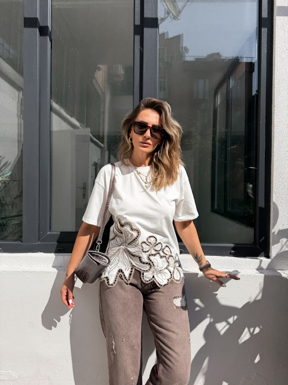 Beyaz Beli Nakışlı Marka Model Tshirt