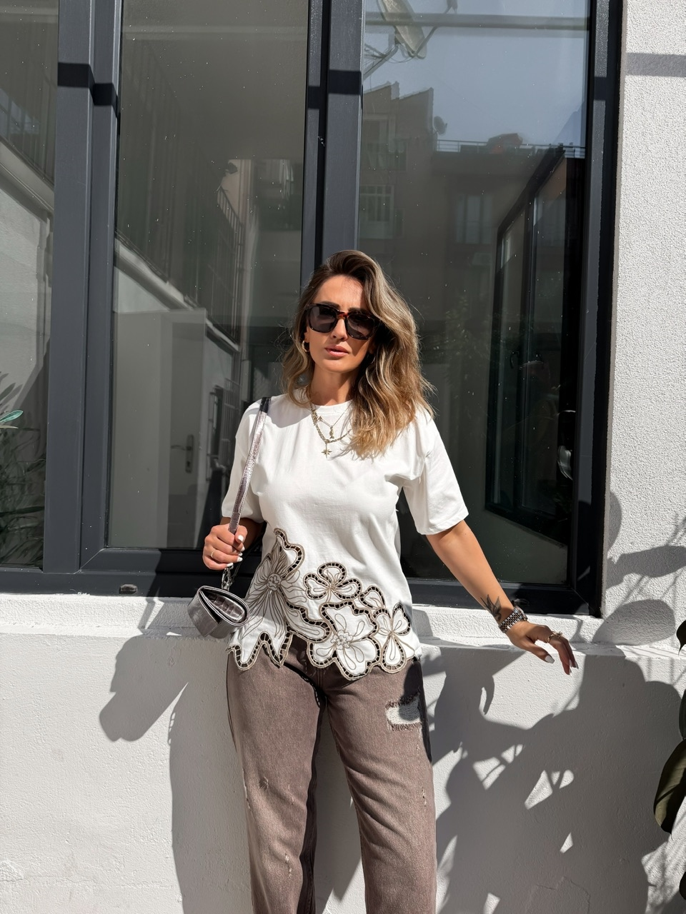 Beyaz Beli Nakışlı Marka Model Tshirt