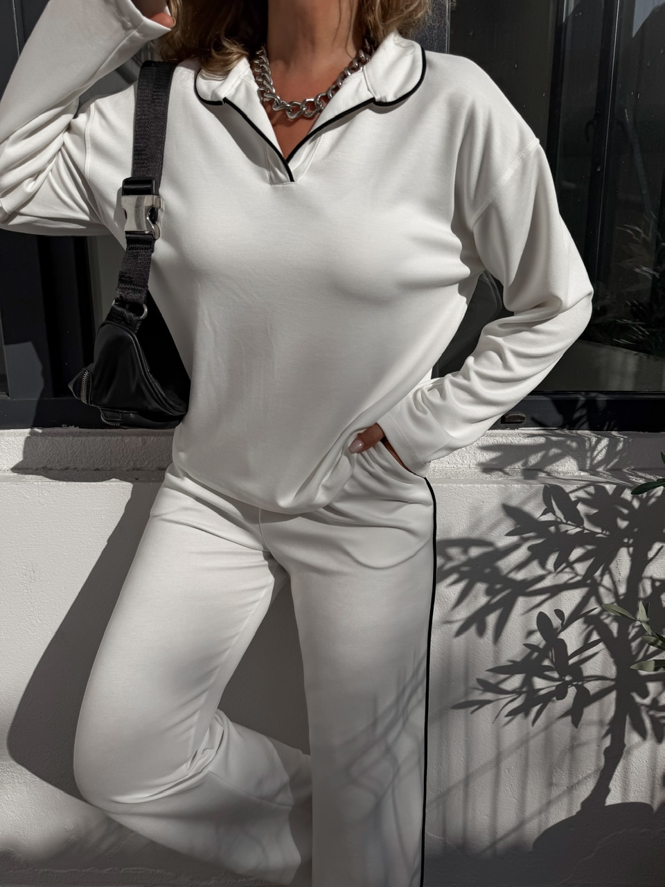 Beyaz Biyeli Polo Yaka Modal Takım