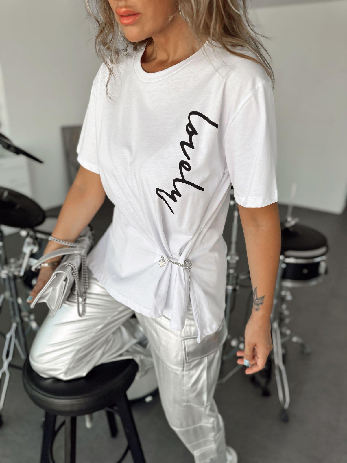 Beyaz Broşlu Tshirt