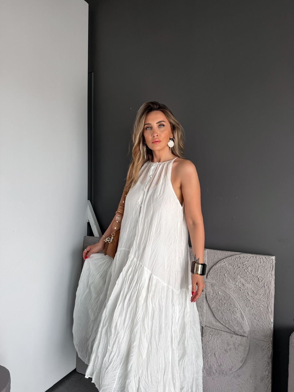 Beyaz Buruşuk Kumaş Halter Yaka Elbise