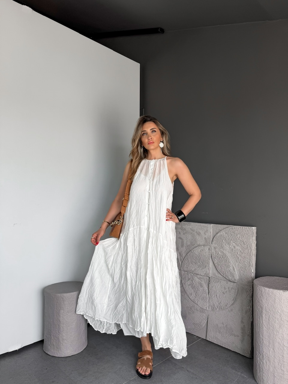 Beyaz Buruşuk Kumaş Halter Yaka Elbise