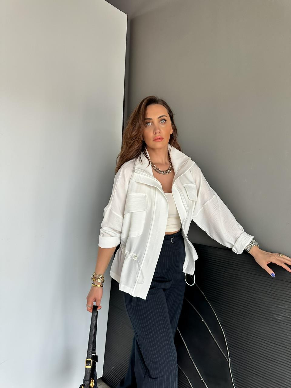 Beyaz Büzgülü Kapak Cepli Ceket