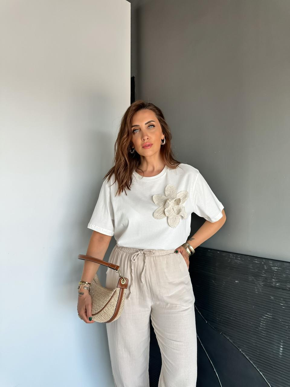 Beyaz Çiçek Aksesuarlı Cotton Tshirt