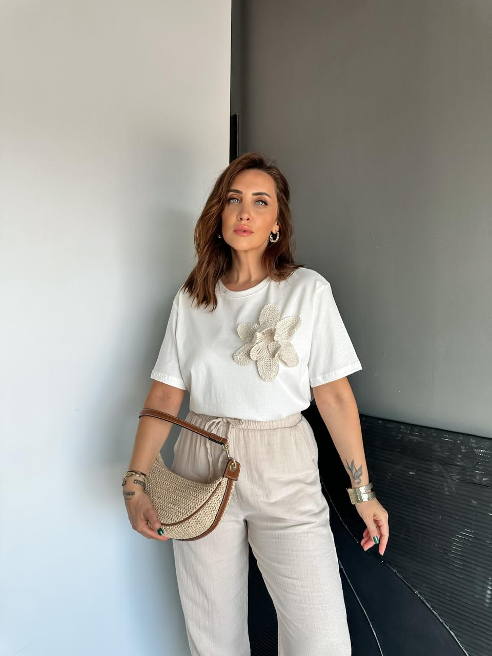 Beyaz Çiçek Aksesuarlı Cotton Tshirt