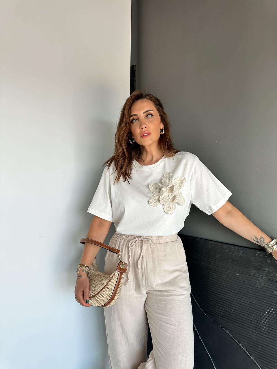 Beyaz Çiçek Aksesuarlı Cotton Tshirt
