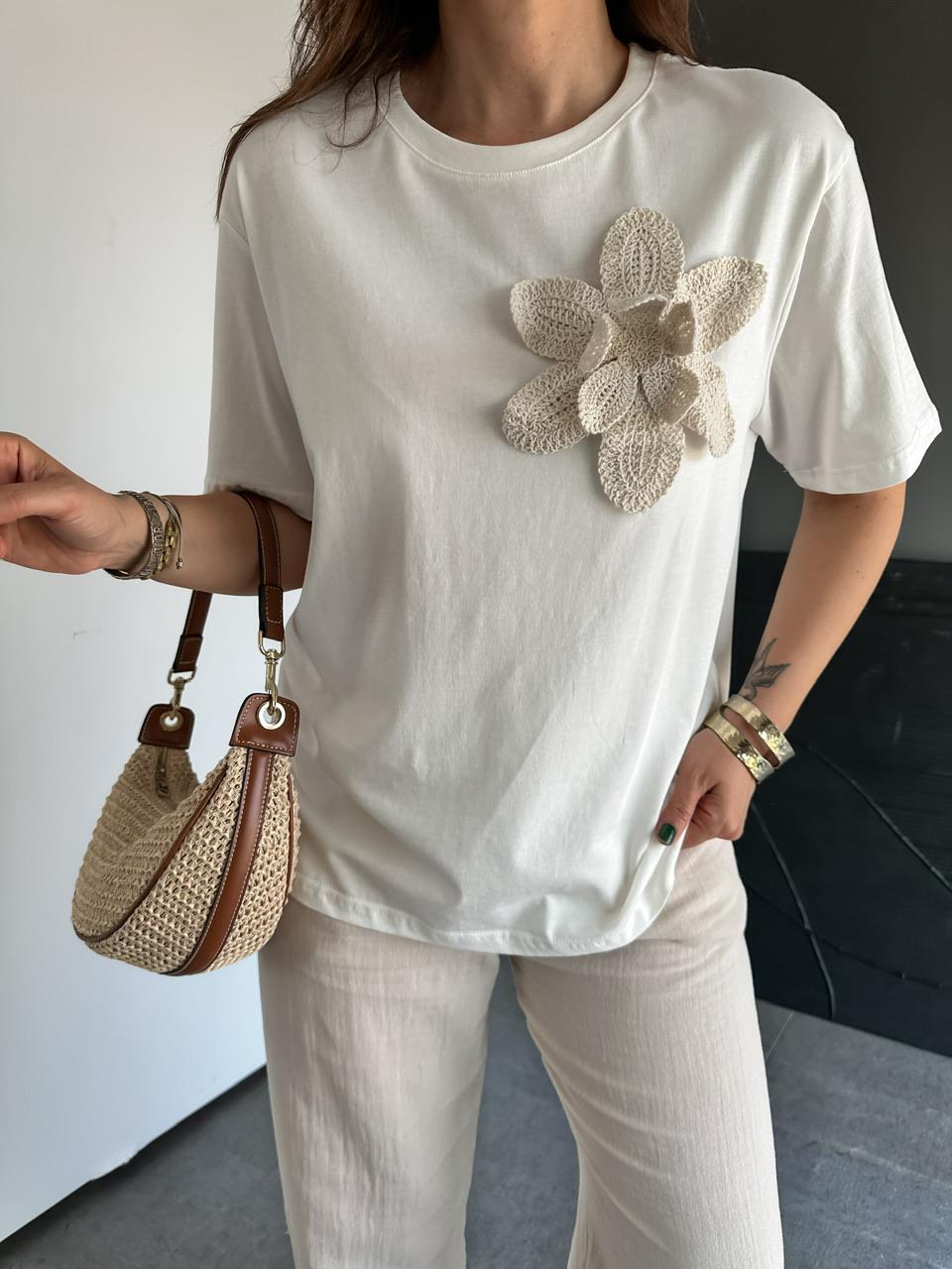 Beyaz Çiçek Aksesuarlı Cotton Tshirt