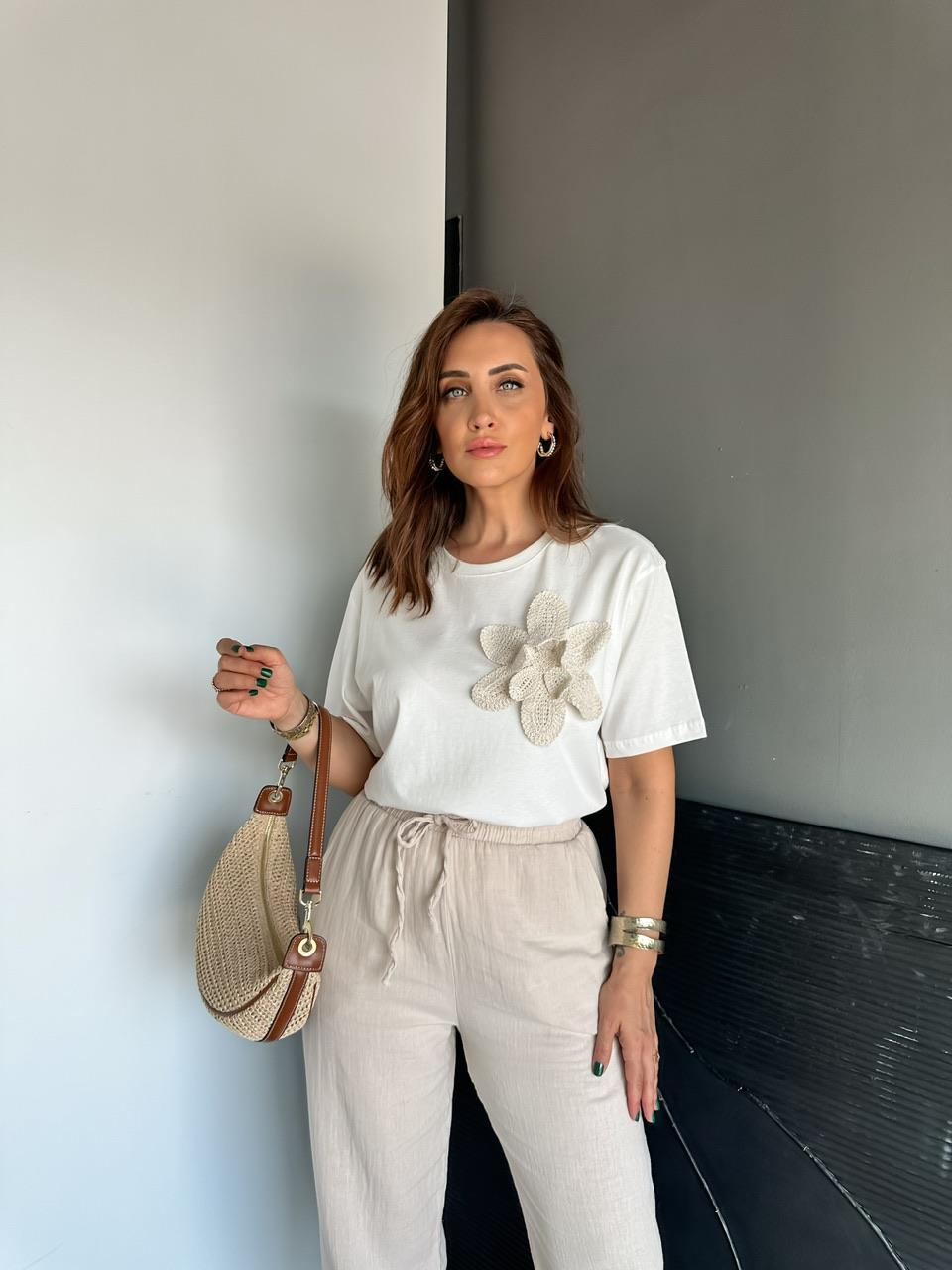 Beyaz Çiçek Aksesuarlı Cotton Tshirt
