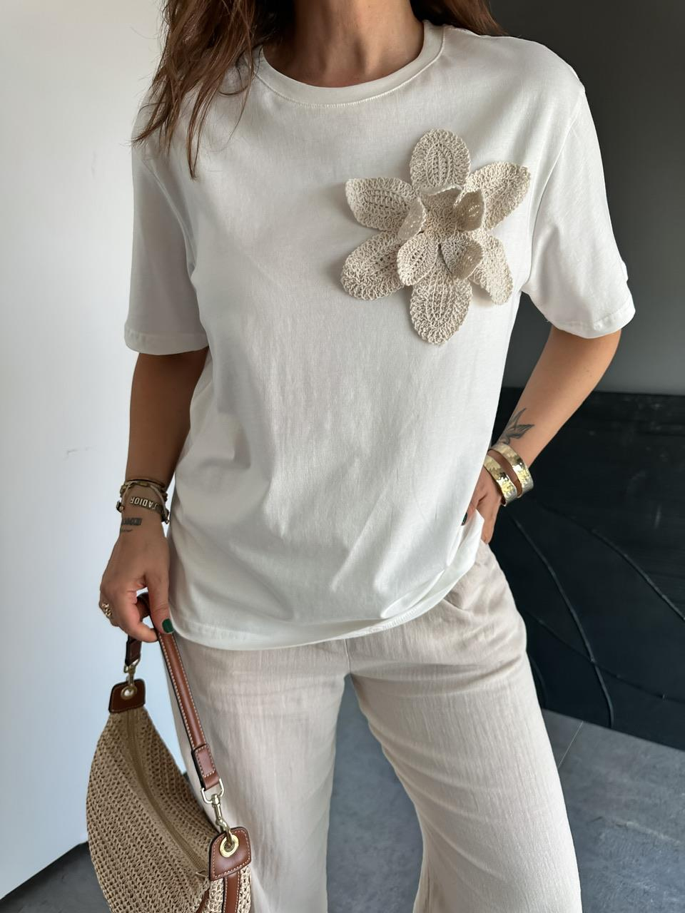 Beyaz Çiçek Aksesuarlı Cotton Tshirt