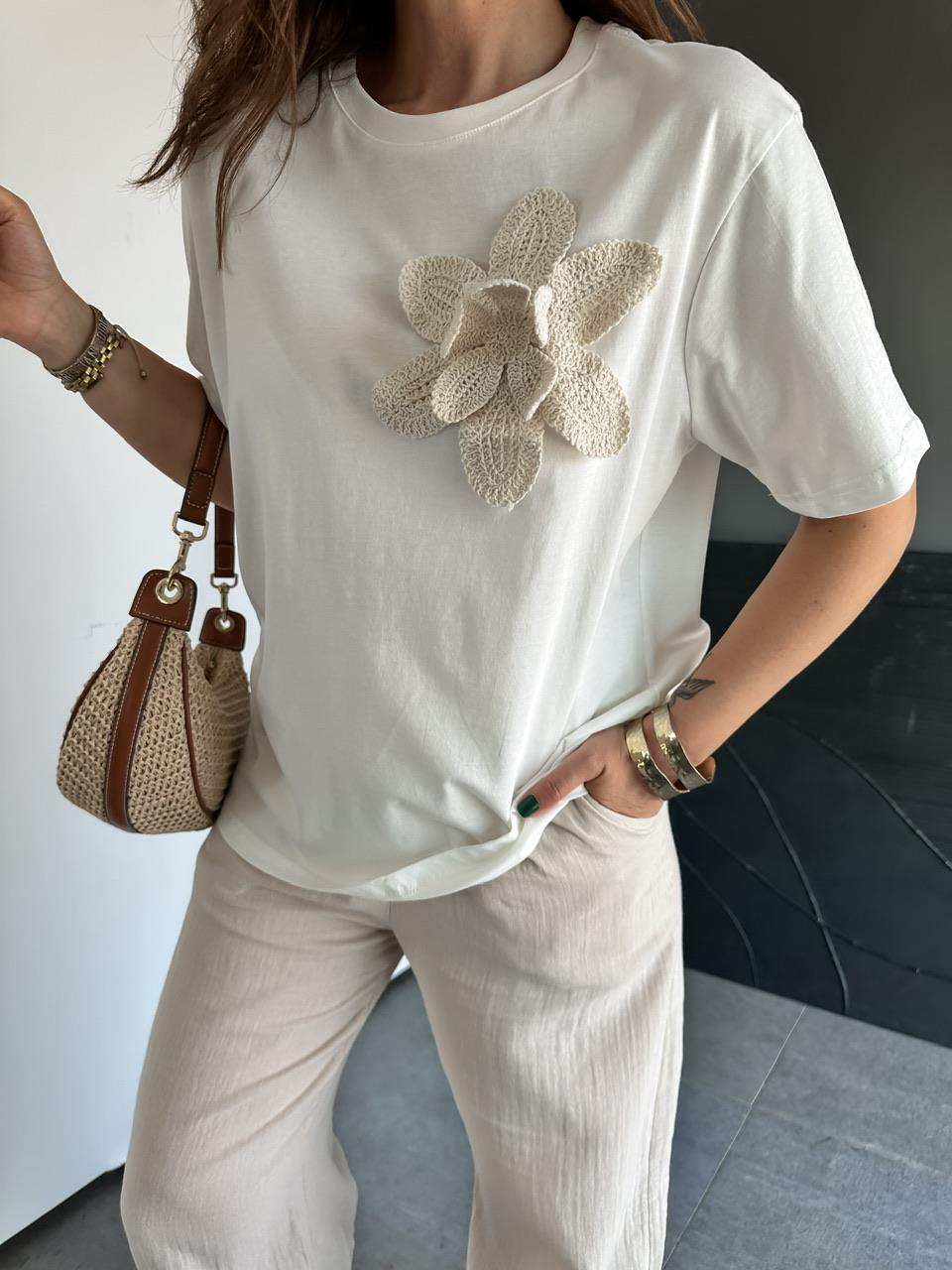Beyaz Çiçek Aksesuarlı Cotton Tshirt