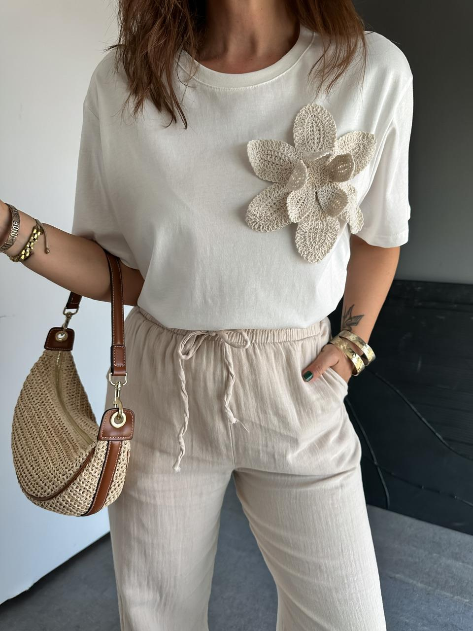 Beyaz Çiçek Aksesuarlı Cotton Tshirt