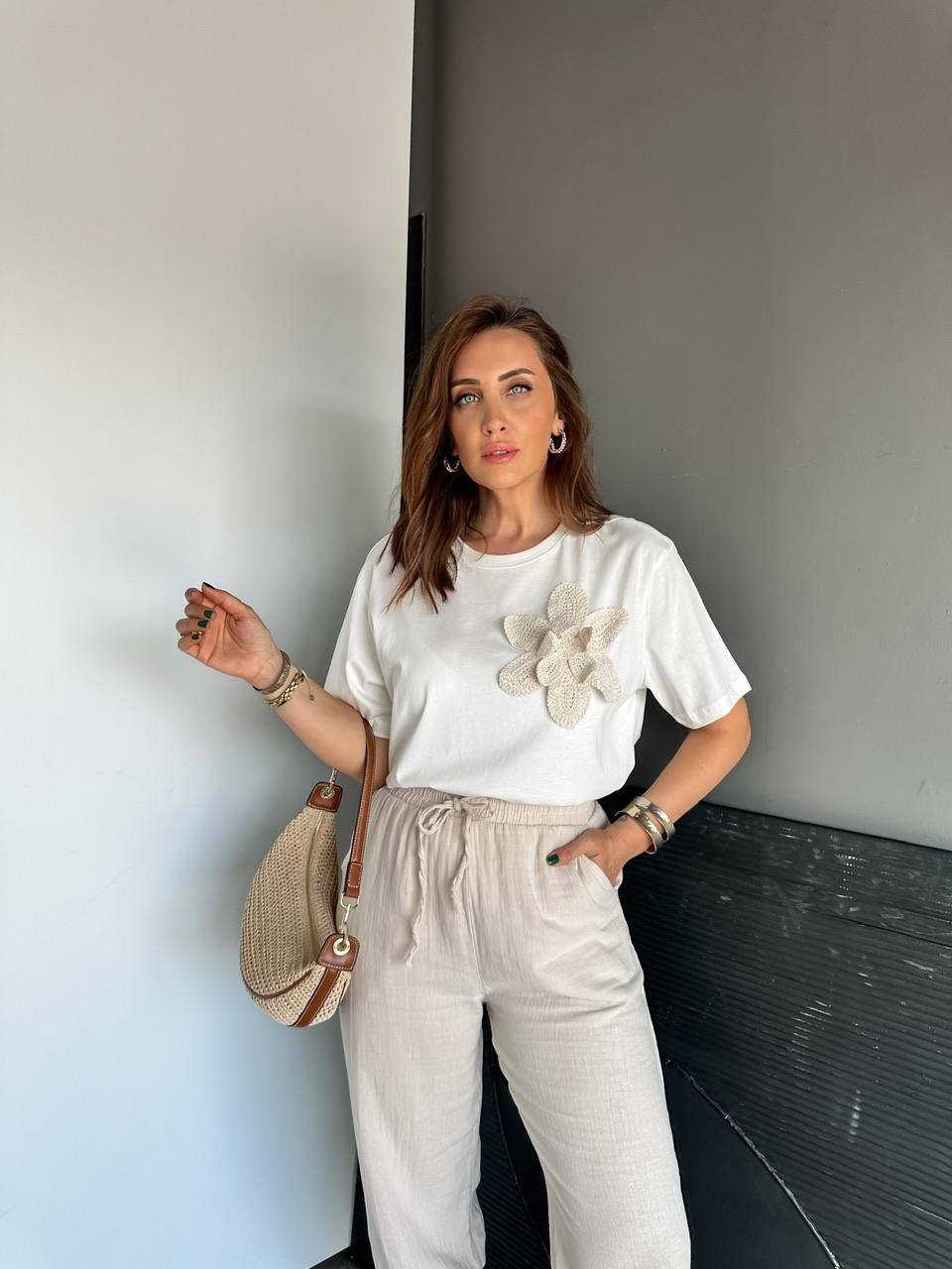 Beyaz Çiçek Aksesuarlı Cotton Tshirt
