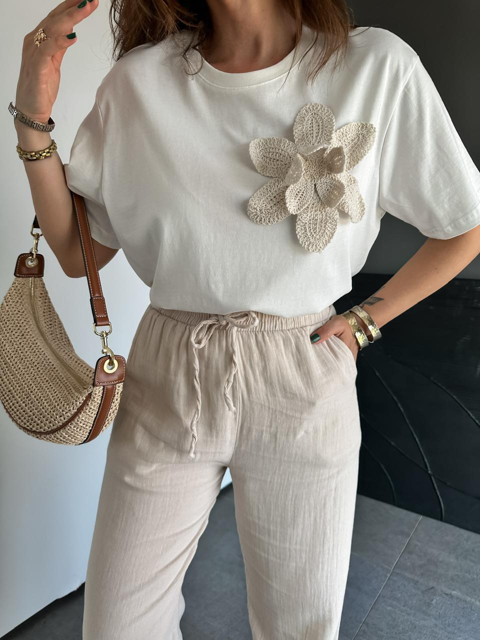 Beyaz Çiçek Aksesuarlı Cotton Tshirt