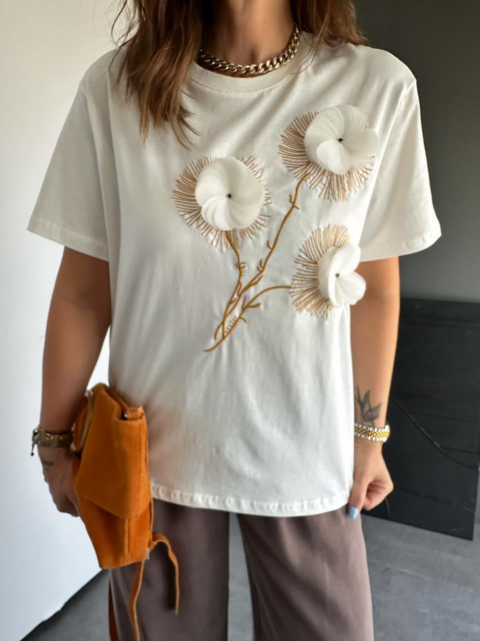 Beyaz Çiçek Aksesuarlı Nakışlı Tshirt