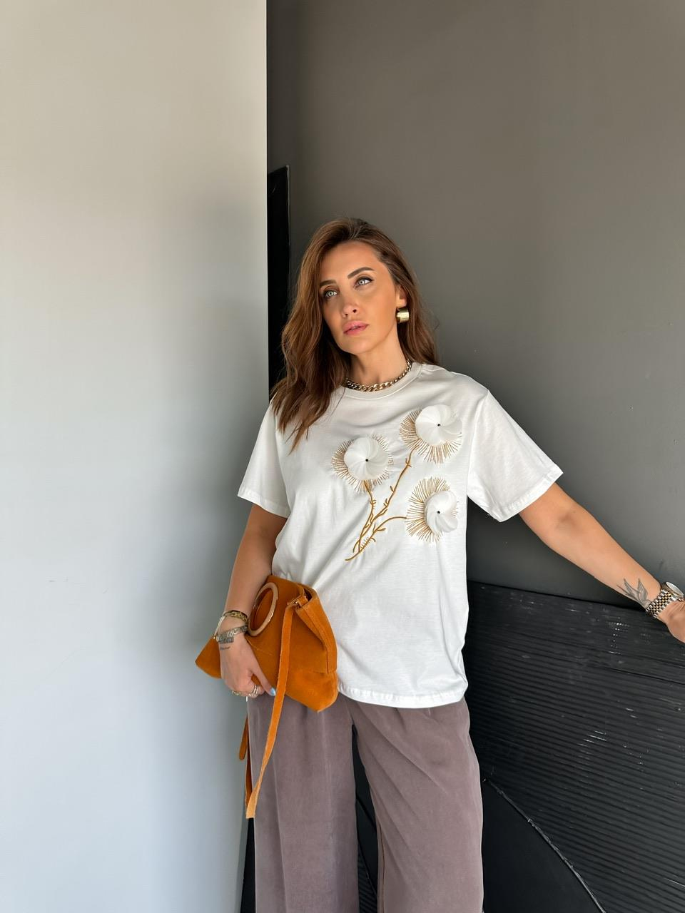 Beyaz Çiçek Aksesuarlı Nakışlı Tshirt