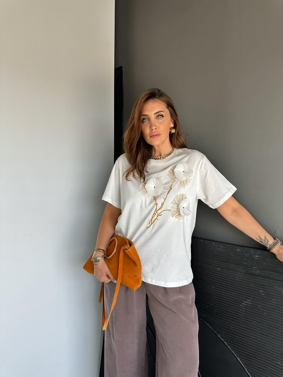 Beyaz Çiçek Aksesuarlı Nakışlı Tshirt