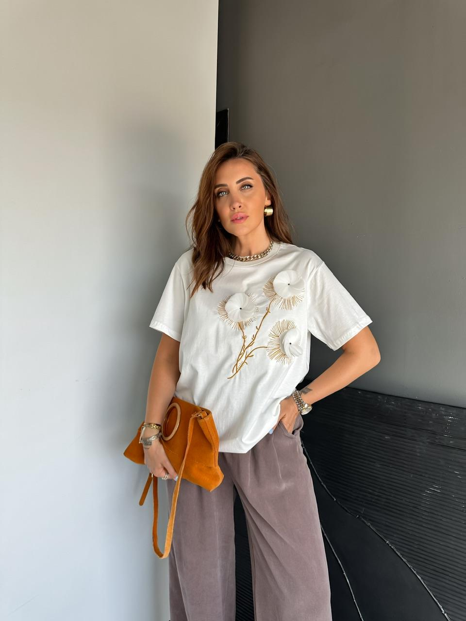 Beyaz Çiçek Aksesuarlı Nakışlı Tshirt