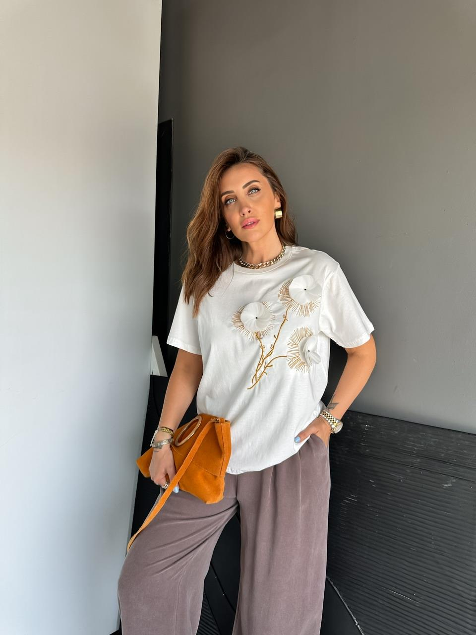 Beyaz Çiçek Aksesuarlı Nakışlı Tshirt
