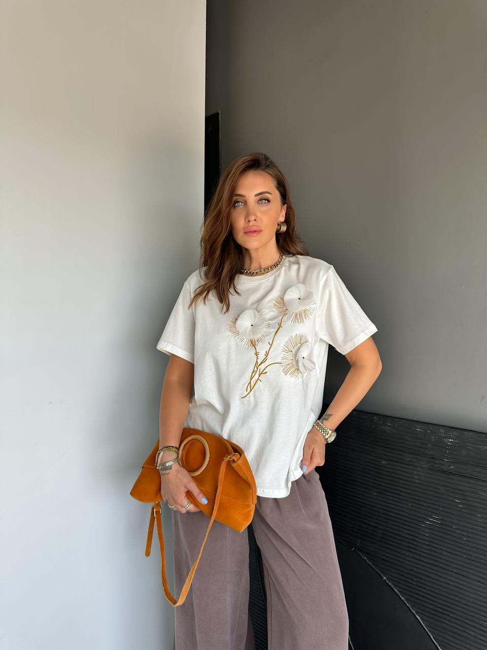 Beyaz Çiçek Aksesuarlı Nakışlı Tshirt