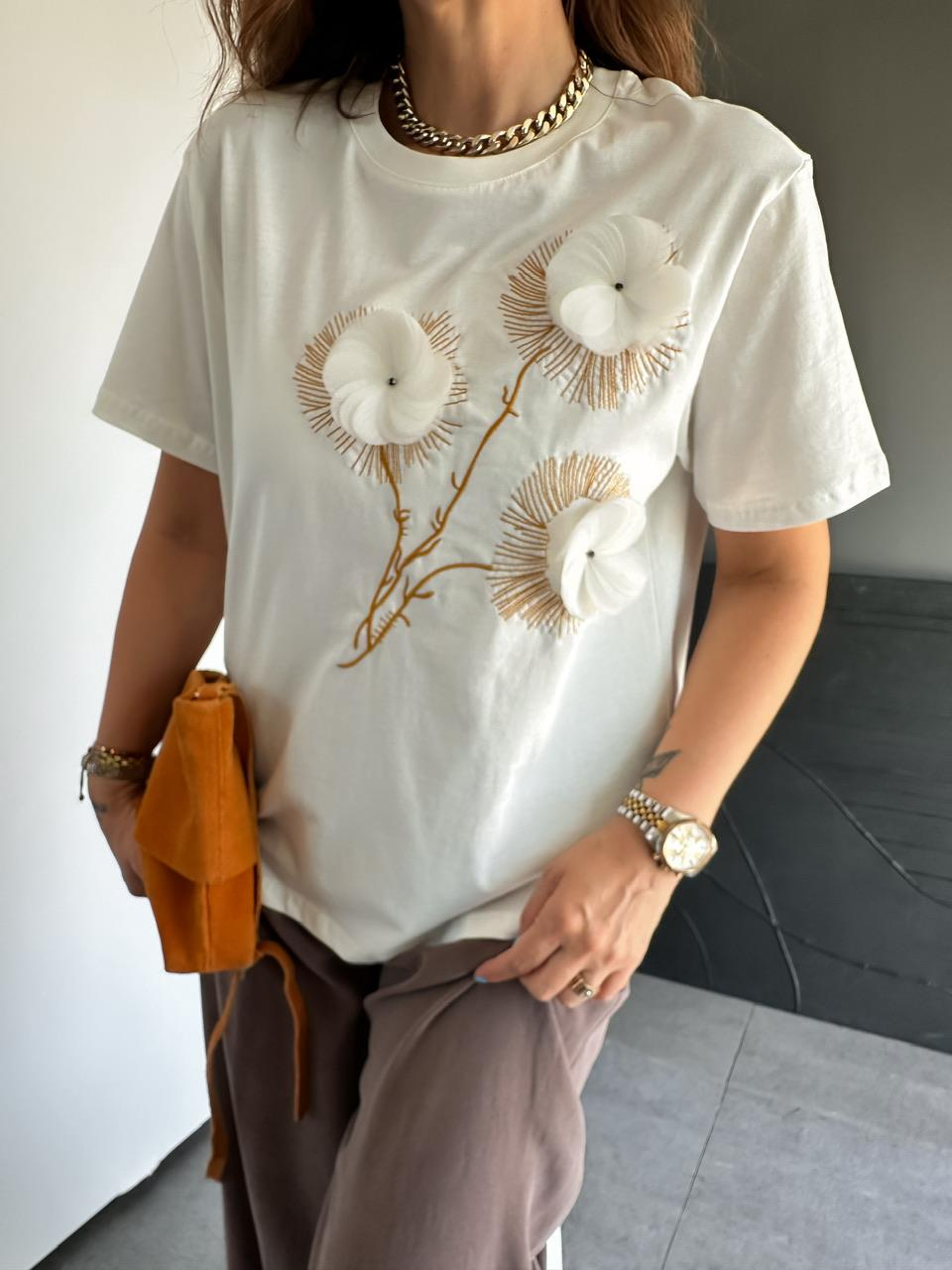 Beyaz Çiçek Aksesuarlı Nakışlı Tshirt
