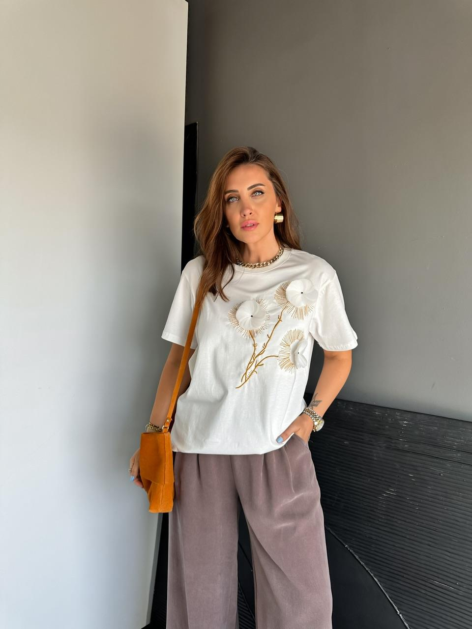 Beyaz Çiçek Aksesuarlı Nakışlı Tshirt