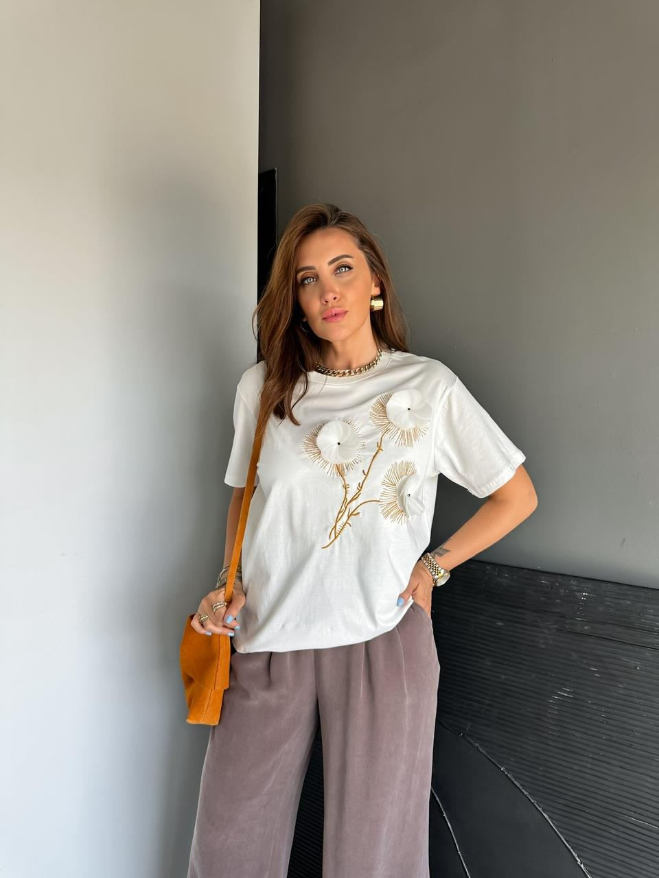 Beyaz Çiçek Aksesuarlı Nakışlı Tshirt