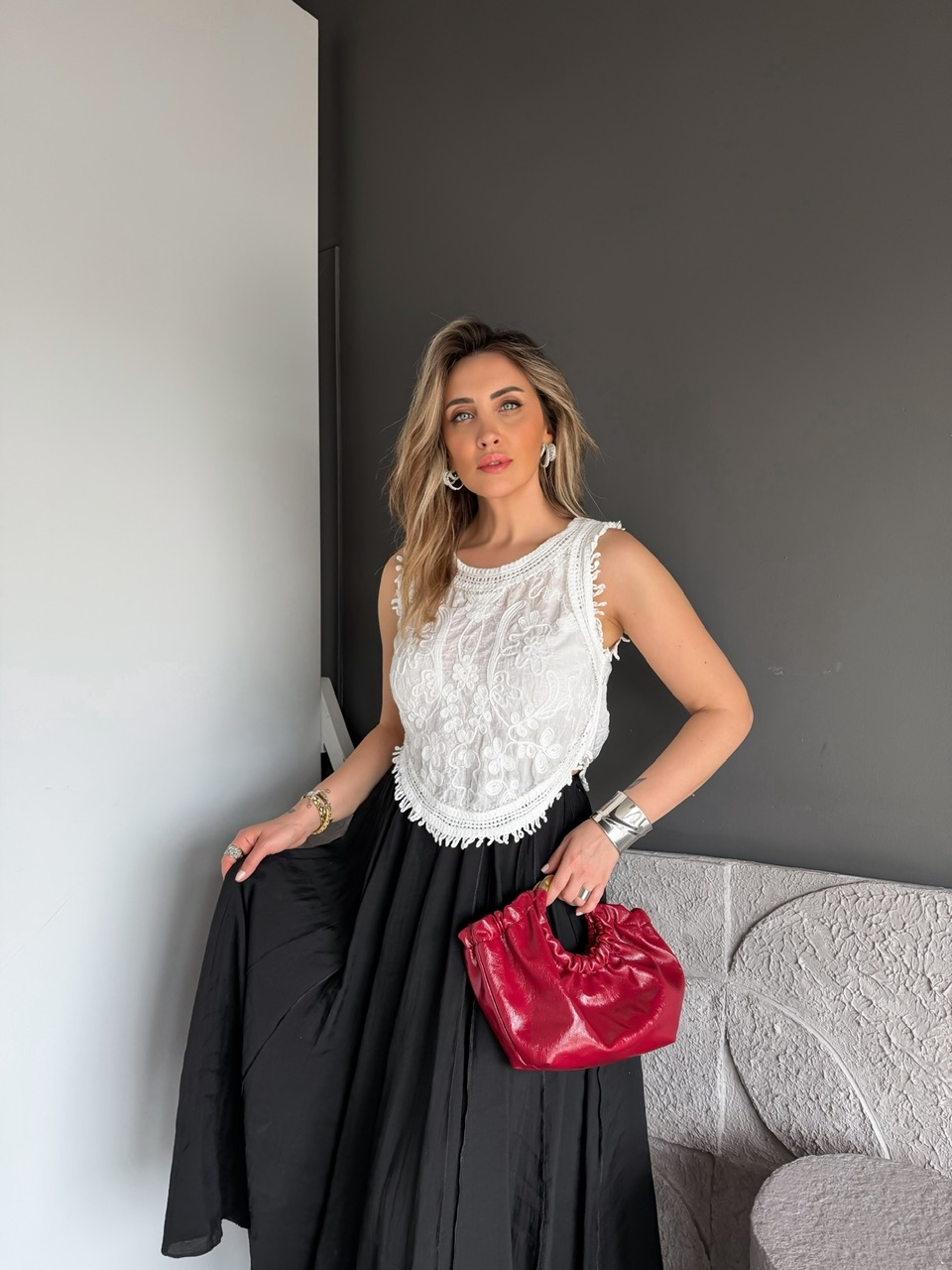 Beyaz Çiçek Motifli Boncuklu Bluz 