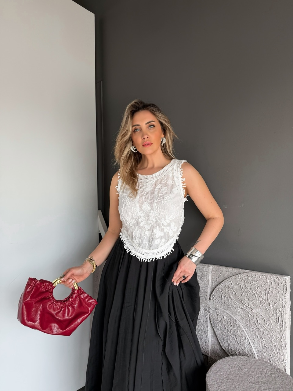 Beyaz Çiçek Motifli Boncuklu Bluz 