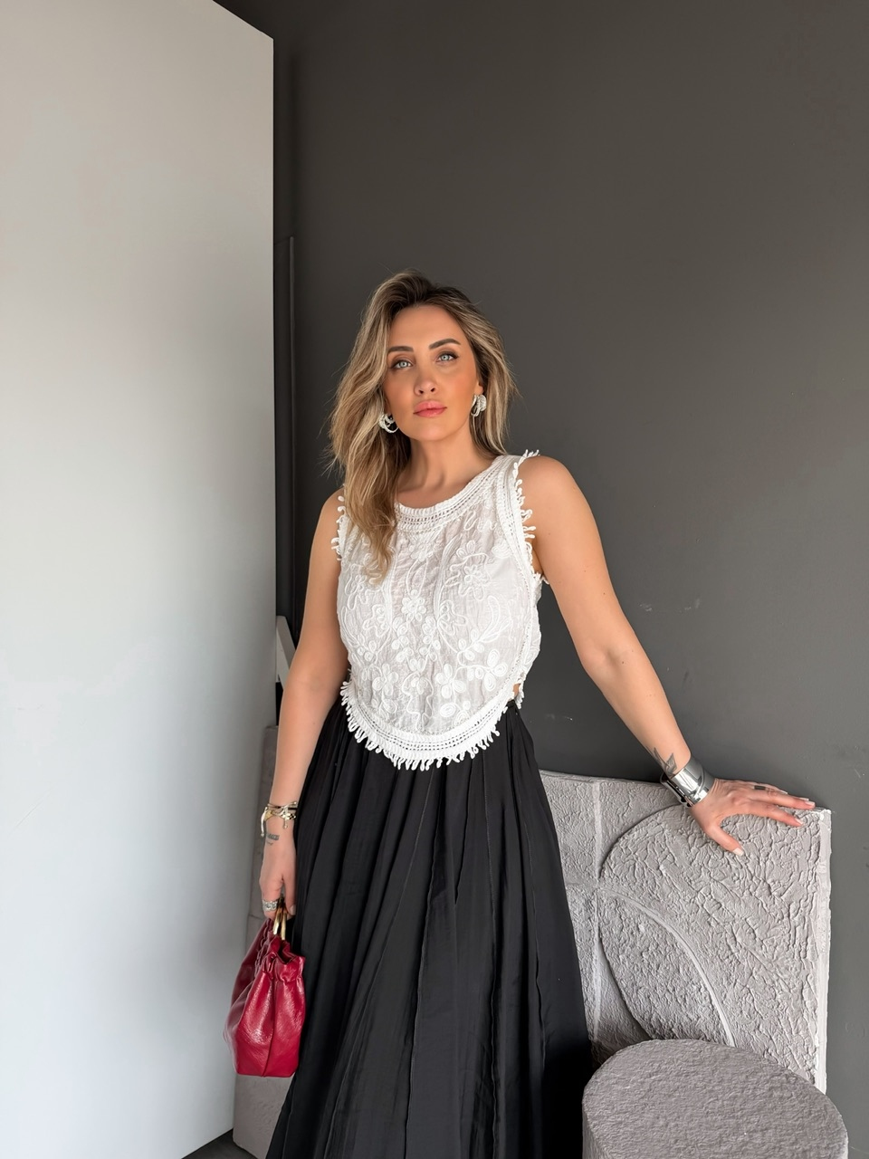 Beyaz Çiçek Motifli Boncuklu Bluz 
