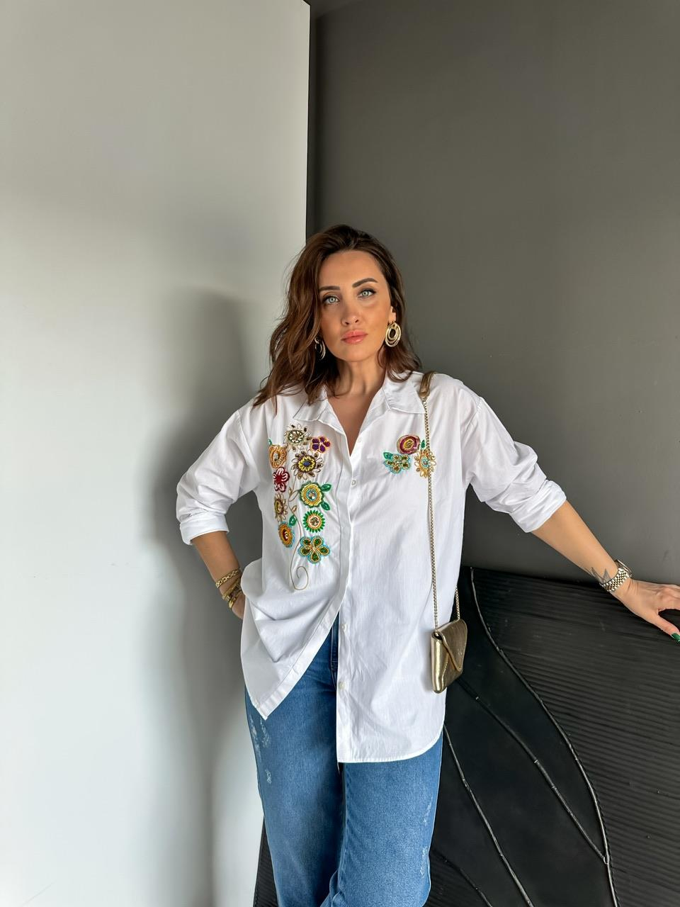 Beyaz Çiçekli İşlemeli Poplin Gömlek