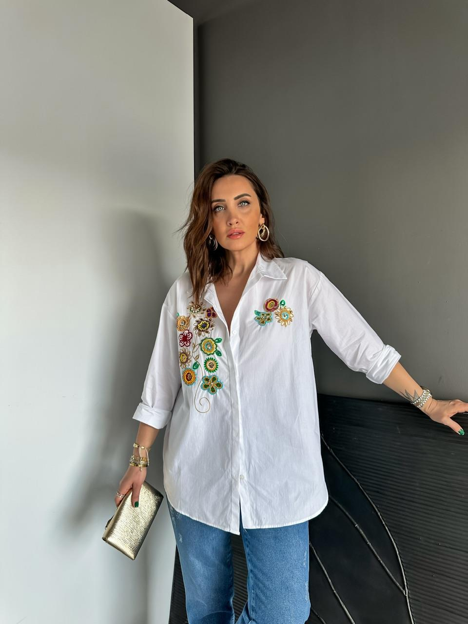 Beyaz Çiçekli İşlemeli Poplin Gömlek