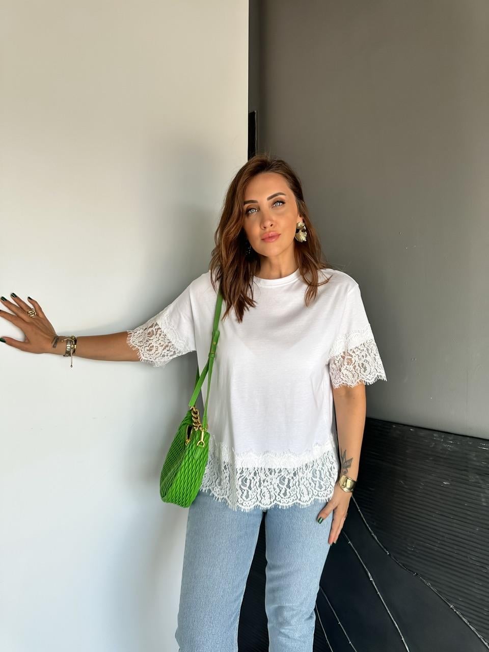 Beyaz Dantel Parçalı Orijinal Tshirt